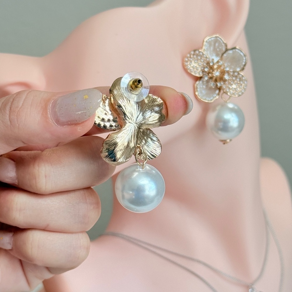 ⚜️ Elegant Gold and Pearl Flower Earrings - Picture 5 of 11